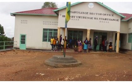 Umugabo wo mu Karere ka Muhanga yafunzwe akekwaho kwica mubyara we witwaga Nshimiyimana Gilbert, amuteye icyuma mu rutugu, amuziza ko yamufashe agiye kuryamana n’umugore we.