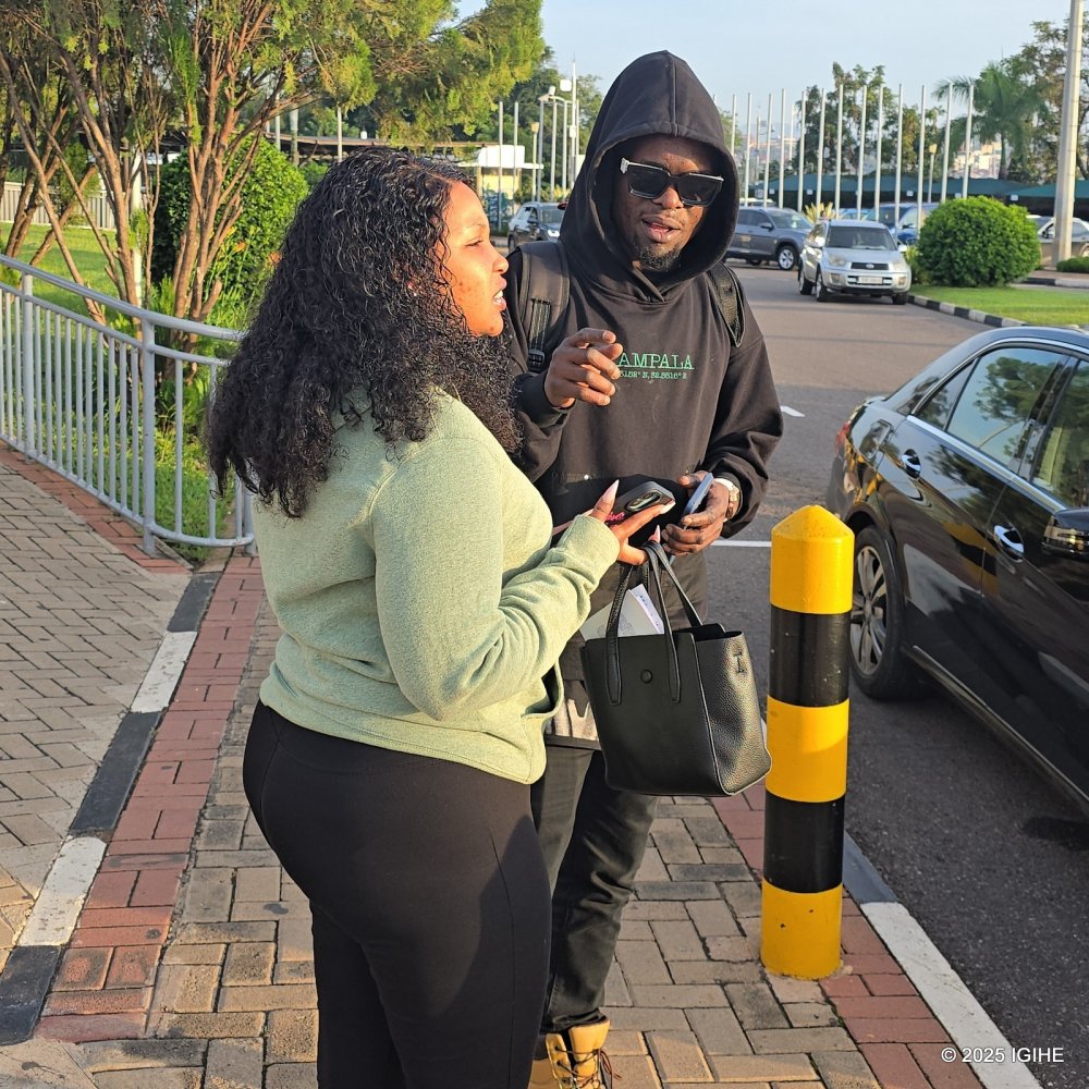 Weasel Manizo wamamaye mu itsinda rya Good Lyfe, yavuze ko impano yonyine yifuza guha umugore we ari ukubyarana na we impanga